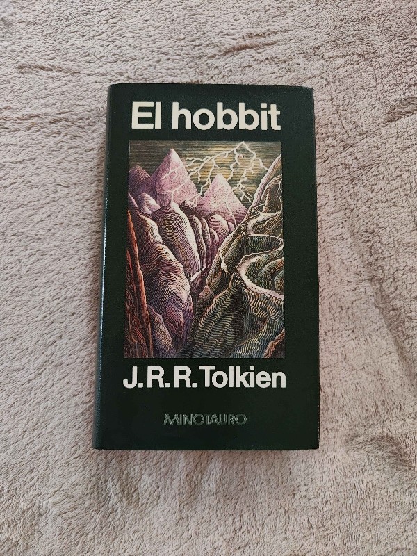 El Hobbit – «Descubre el mundo mágico de Bilbo Baggins: Una aventura épica que te dejará sin aliento en ‘El Hobbit’ de J.R.R. Tolkien»