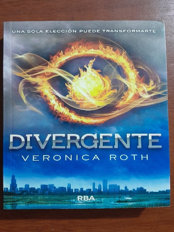 Divergente – «Descubre lo que te hace rebelde: La historia que cambió todo sobre Divergente»