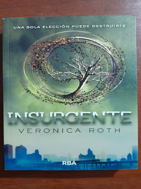 Insurgente – «La Revolución de Katniss: ¿Puede una joven rebelde cambiar el destino del Panem?»