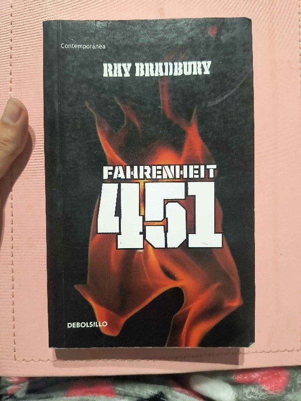 FAHRENHEIT 451 – «En un futuro donde el pensamiento es una ofensa: ¿puedes permitirte soñar con Farenheit 451?»