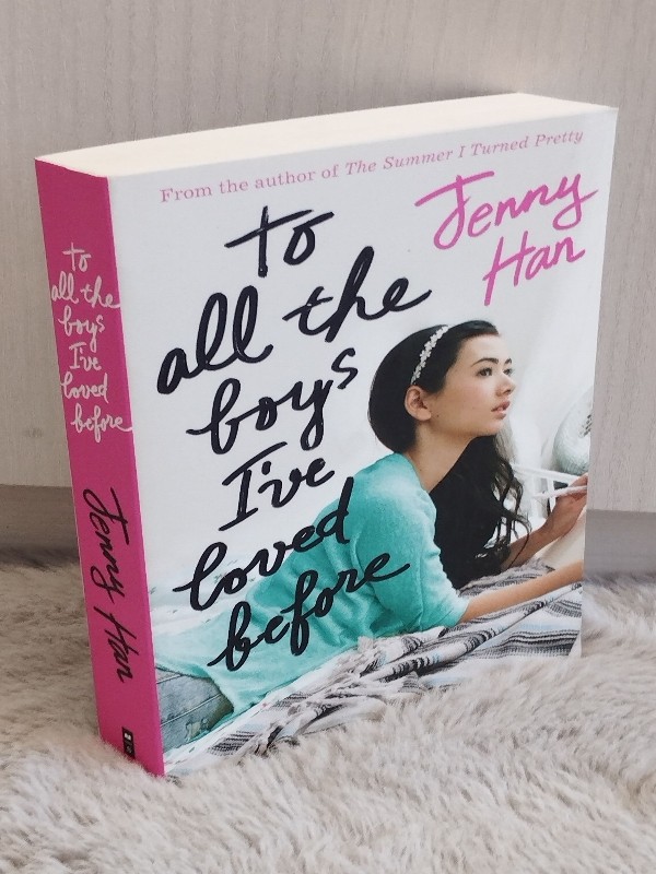 To All the Boys Ive Loved Before – «Descubre el secreto que cambió la vida de Lara Jean: ¡El libro que te hará querer reír y llorar al mismo tiempo!»