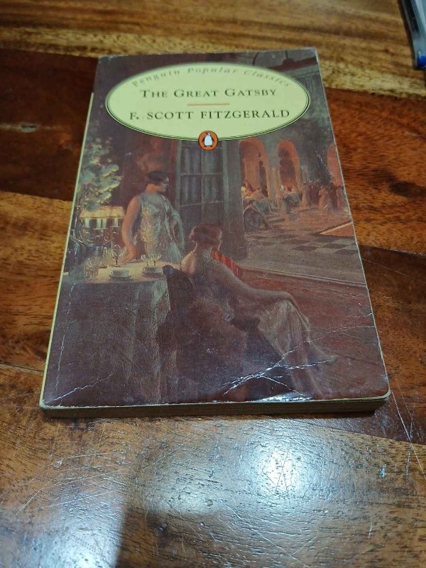 Great Gatsby – «Despertar en la decadencia: La fascinante historia de Gatsby que te sumirá en su mundo de lujo y amargura»