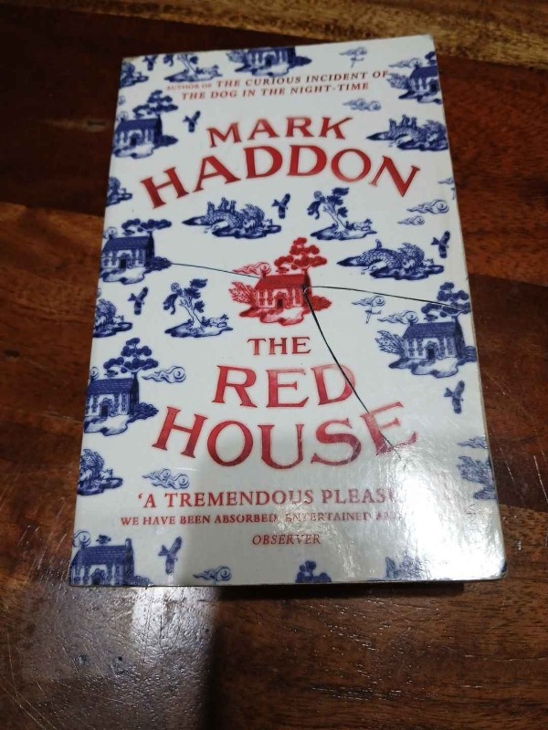 Red House – «Descubre el Misterio que Cambió Todo: ‘Red House’ de Mark Haddon, una Historia de Familia y Secretos»