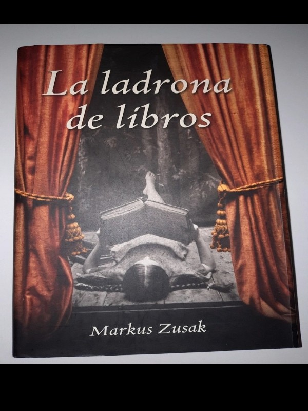 La ladrona de libros – «La magia de las palabras: Una aventura épica que te hará amar la lectura»