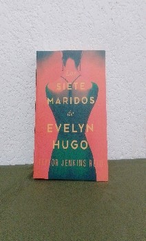 Descubre la historia detrás del glamour y la tragedia: ‘Los siete maridos de Evelyn Hugo’ de Taylor Jenkins Reid