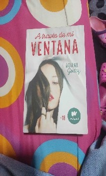 A través de mi ventana: Una reflexión profundidad sobre la vida y el amor de Ariana Godoy, una autora que te hará reconsiderar todo lo que crees saber sobre el mundo y sobre ti mismo. Un libro que te hará sentir, pensar y reflexionar