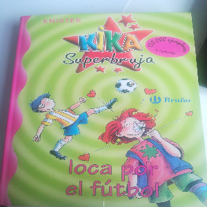 Kika Superbruja, loca por el fútbol: Una divertida combinación de magia y deporte