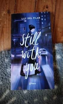 ¡Un suspiro de amor que dura toda la vida! ‘Still with you’ de Lily del Pilar, un clásico romántico que no te dejará indiferente.
