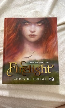 Descubre la pasión y el poder en Firelight de Sophie Jordan