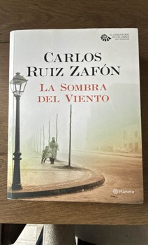 Descubre la magia de ‘La sombra del viento’ de Carlos Ruíz Zafón: Un clásico de la literatura que te hará olvidar el tiempo