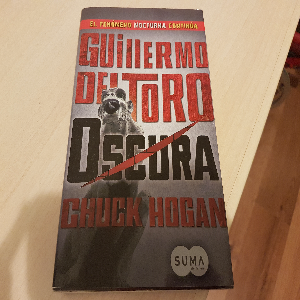 Descubre la oscuridad en ‘Oscura’ de Guillermo del Toro y Chuck Hogan.