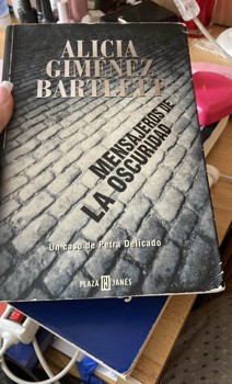 Mensajeros de la oscuridad: Una odisea a través del mundo de Alicia Gimenez Bartlett